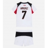 AC Milan Santiago Gimenez #7 Bortedraktsett Barn 2025-26 Kortermet (+ Korte bukser) AC Milan Santiago Gimenez #7 Bortedraktsett Barn 2025-26 Kortermet (+ Korte bukser)